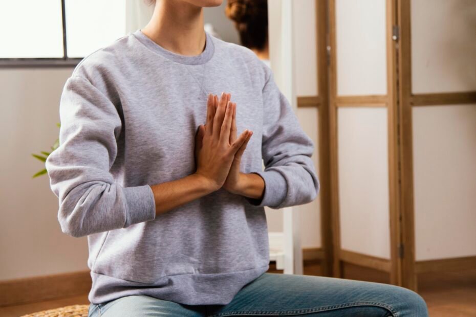 A meditação não é um privilégio de poucos. É uma ferramenta universal, que pode ser praticada por qualquer pessoa, em qualquer lugar. Não exige religião, rituais ou isolamento.